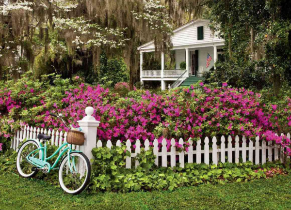 Taman berpagar rendah dengan berbagai macam bunga berwarna-warni